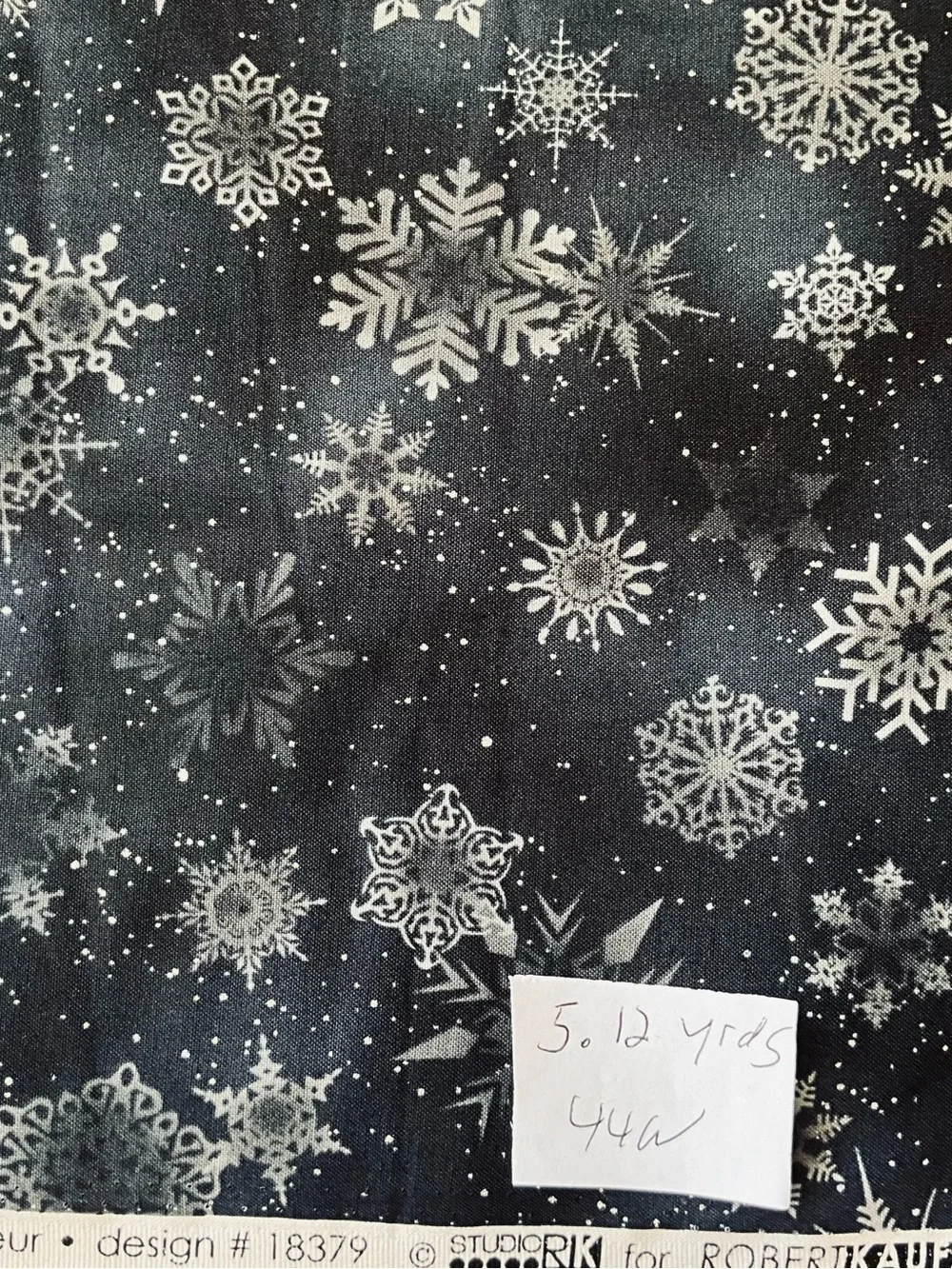 Robert Kaufman Winter Snowflakes Quilting Cotton Fabric Black White Gray 5.12yd
